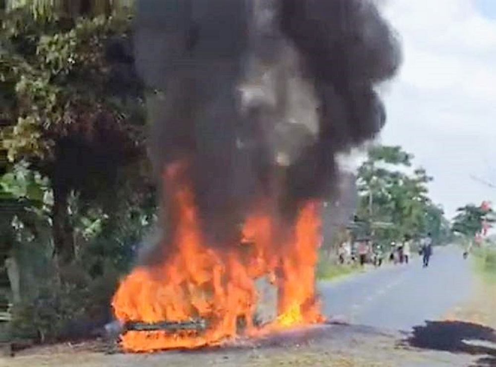'Xế hộp' đang chạy bất ngờ bốc cháy, cả gia đình may mắn thoát nạn