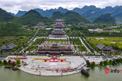 Hàng vạn người đội mưa tham gia Đại lễ Phật đản 2022 ở chùa Tam Chúc
