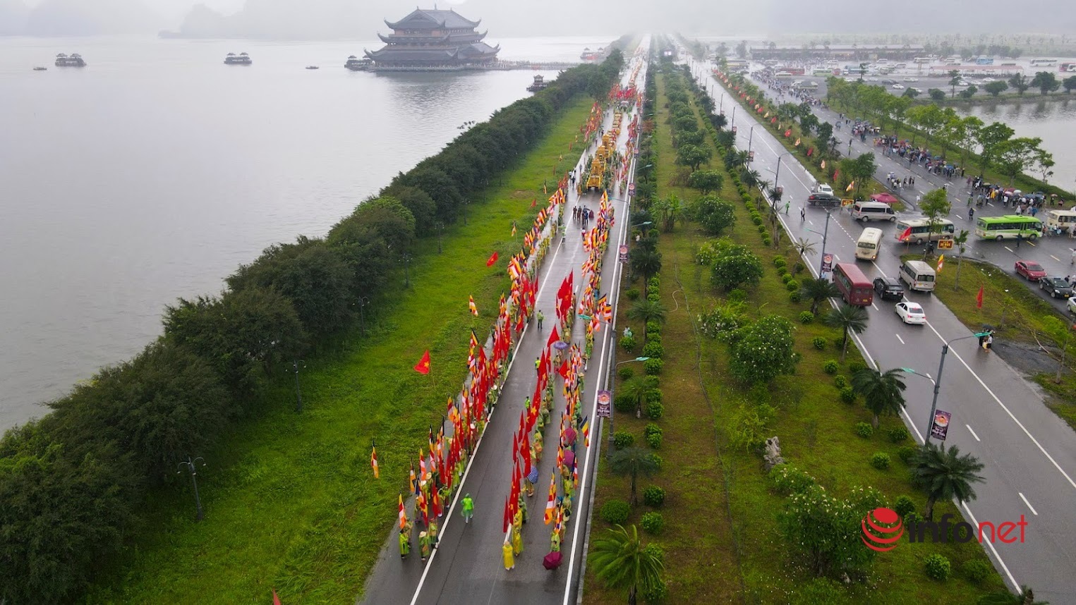 Hàng vạn người đội mưa tham gia Đại lễ Phật đản 2022 ở chùa Tam Chúc