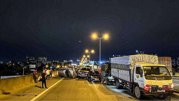 Hanoi: 5 cars collided continuously on the elevated ring road, 5km of vehicles stuck in traffic on the night of May 15