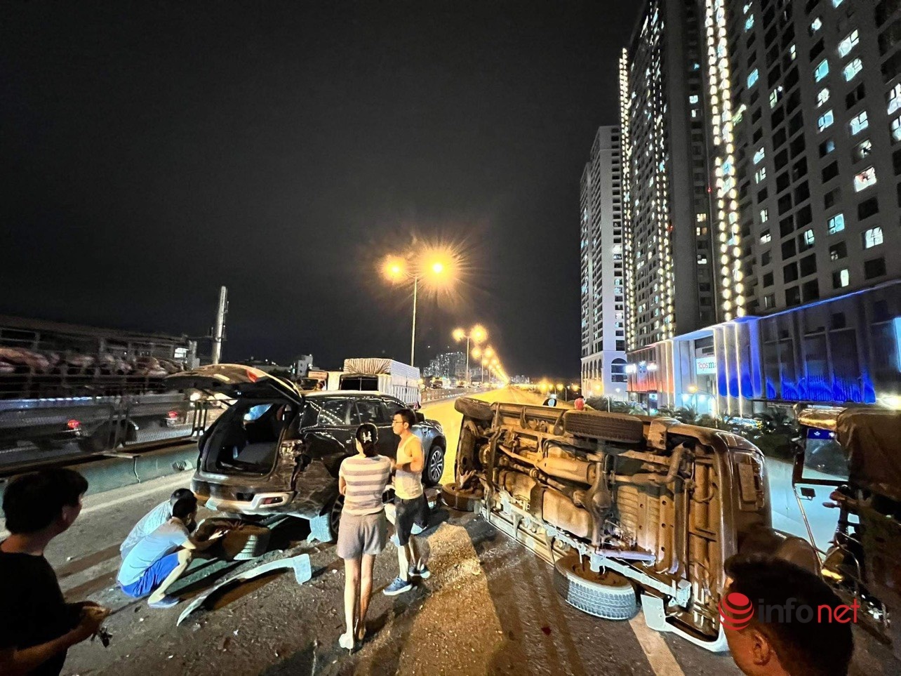 Hà Nội: Tai nạn liên hoàn trên đường vành đai, ùn tắc kéo dài trong đêm