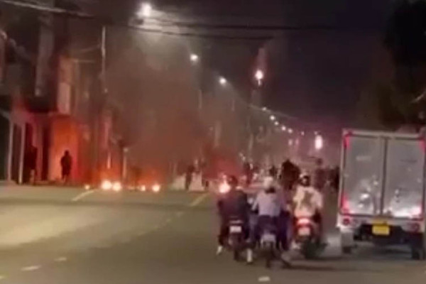 Identify two groups of melee in the center of Bien Hoa City, with petrol bombs and gunfire