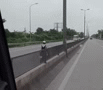 Cô gái liều lĩnh chạy xe máy trên đường ngược chiều gây bức xúc: 'Đùa với thần chết à?'