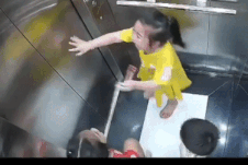 Bi hài cảnh 3 đứa trẻ 'mắc kẹt' trong thang máy, qua đây thấy 1 lỗi thiếu sót của bố mẹ