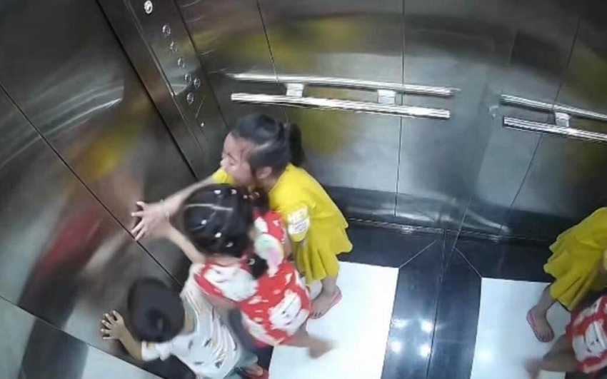 Bi hài cảnh 3 đứa trẻ 'mắc kẹt' trong thang máy, qua đây thấy 1 lỗi thiếu sót của bố mẹ