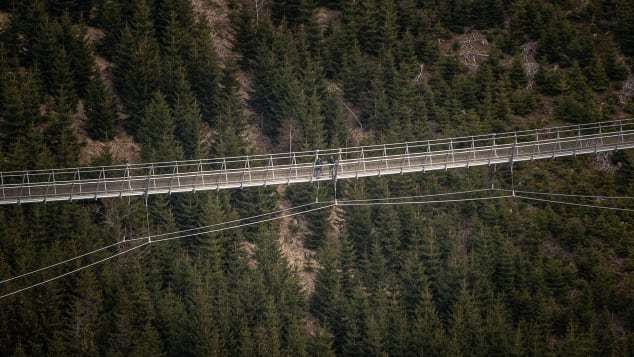 Chiêm ngưỡng cầu treo dài nhất thế giới mới mở cửa ở châu Âu