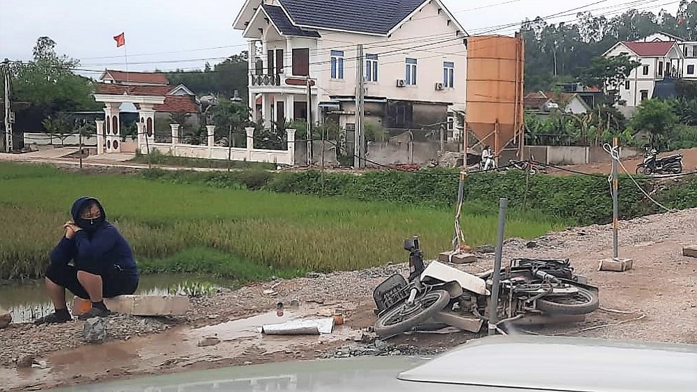 Nghe An: Continuous collision, truck, car overturned on the side of the road, 1 person injured