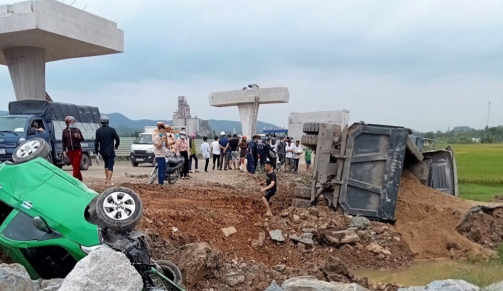 Nghe An: Continuous collision, truck, car overturned on the side of the road, 1 person injured