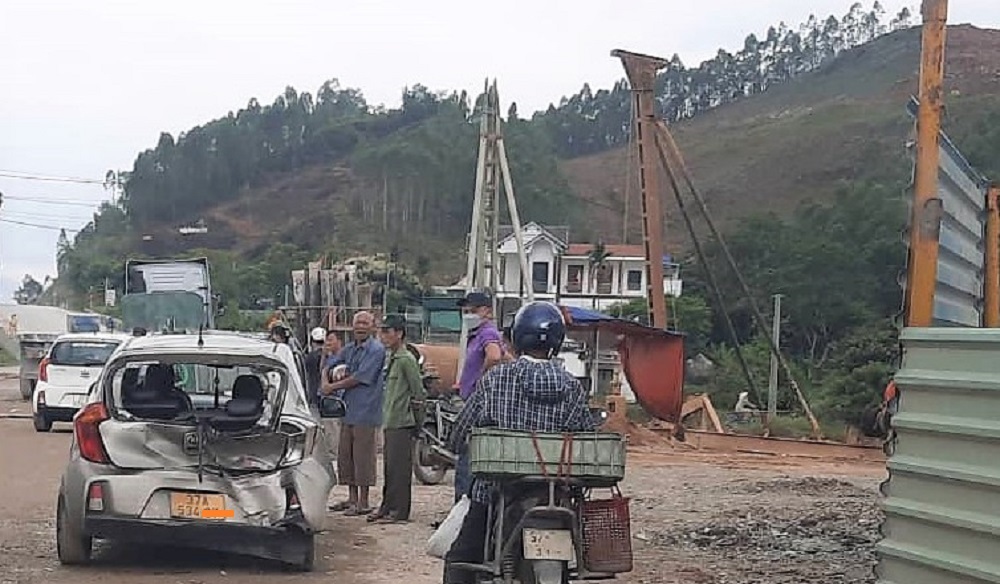 Nghệ An: Va chạm liên hoàn, xe tải, xe con lật nhào bên đường, 1 người bị thương
