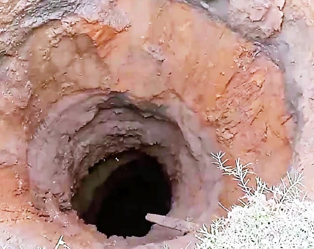 A 20m-deep “death hole” appeared in the mountainous commune of Nghe An, people were insecure because the subsidence occurred continuously.