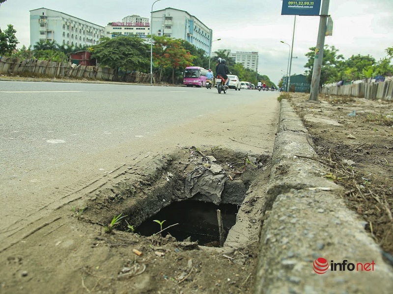 Hanoi: Manholes open traps for pedestrians