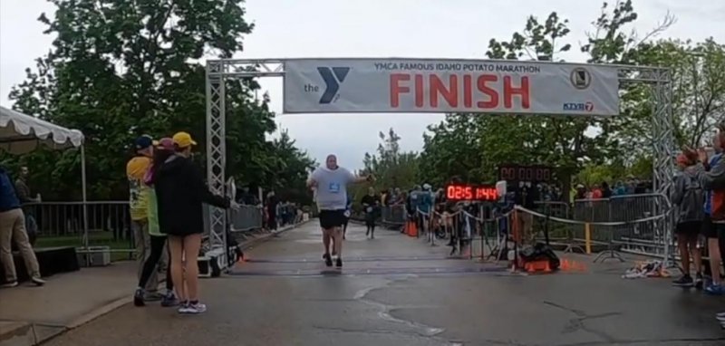 Wearing 111 T-shirts, the man ran to set a record