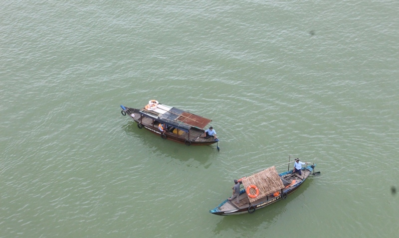 The case of a father hugging his son jumping off a bridge to commit suicide in Quang Nam: The baby's body was found, people ran after the ambulance.