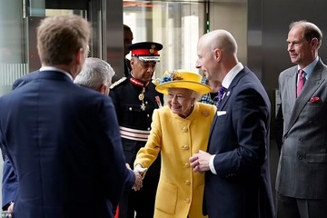 Nữ hoàng Anh Elizabeth II bất ngờ xuất hiện ở ga tàu điện ngầm