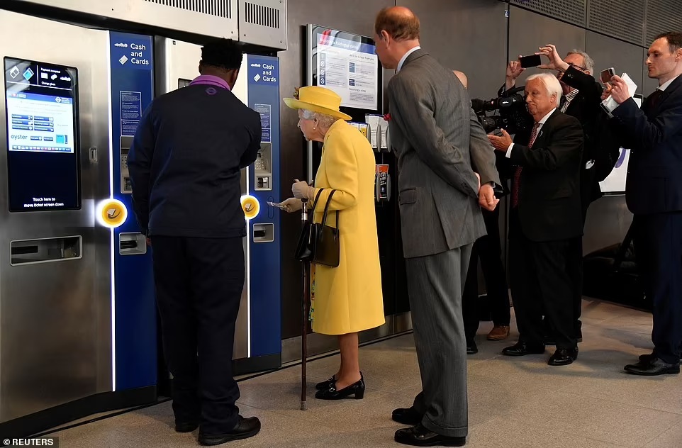 Nữ hoàng Anh Elizabeth II bất ngờ xuất hiện ở ga tàu điện ngầm
