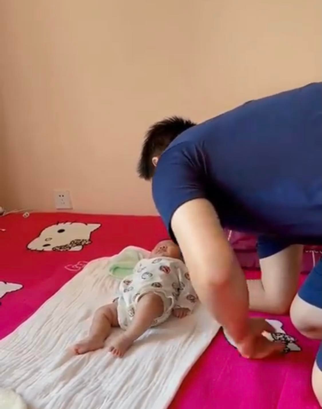 Clip ông bố trẻ 'nín thở' đặt con ngủ trên giường khiến dân mạng cười nghiêng ngả