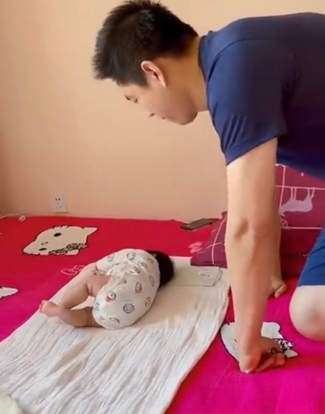 Clip of a young father 'holding his breath' putting his child to sleep on the bed made netizens laugh