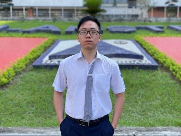 Male student won a full scholarship in the US with an essay on how to overcome events