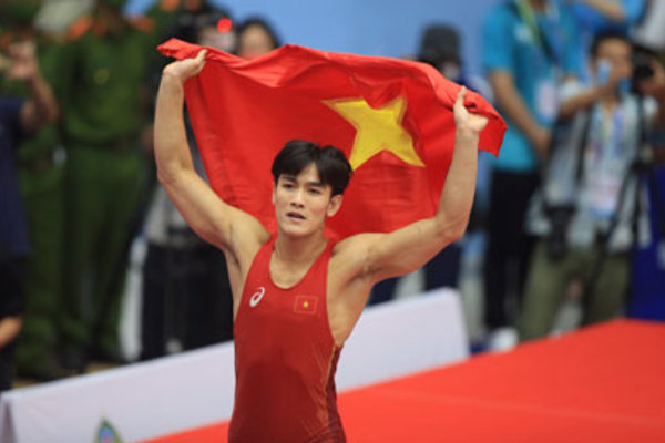 ‘Hot boy’ wrestler Bui Manh Hung won gold for the first time participating in SEA Games 31