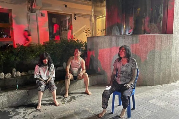 Hà Nội: Mắc kẹt trong nhà 3 tầng bốc cháy lúc nửa đêm, 3 nạn nhân hoảng loạn phải nhập viện cấp cứu