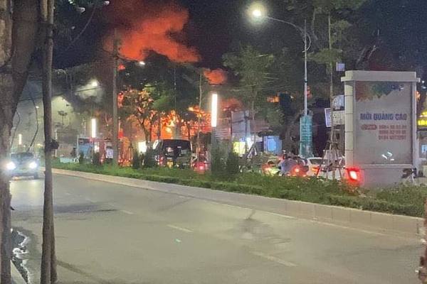 Huge fire in 3 photocopy, advertising and fashion stores, police worked for nearly 3 hours to put out the fire to prevent the fire from spreading to people's houses.