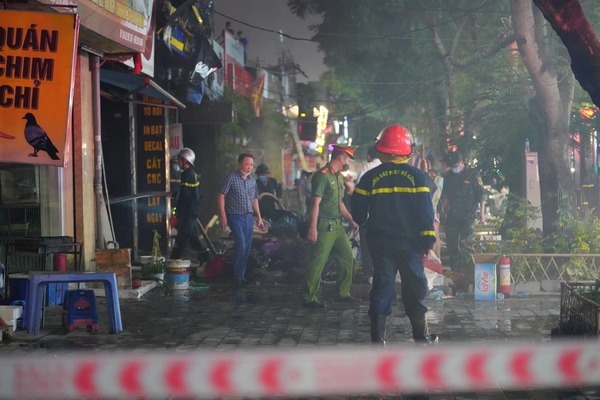 Cháy lớn ở 3 cửa hàng photocopy, quảng cáo và thời trang, cảnh sát quần quật gần 3h dập lửa ngăn cháy lan sang nhà dân