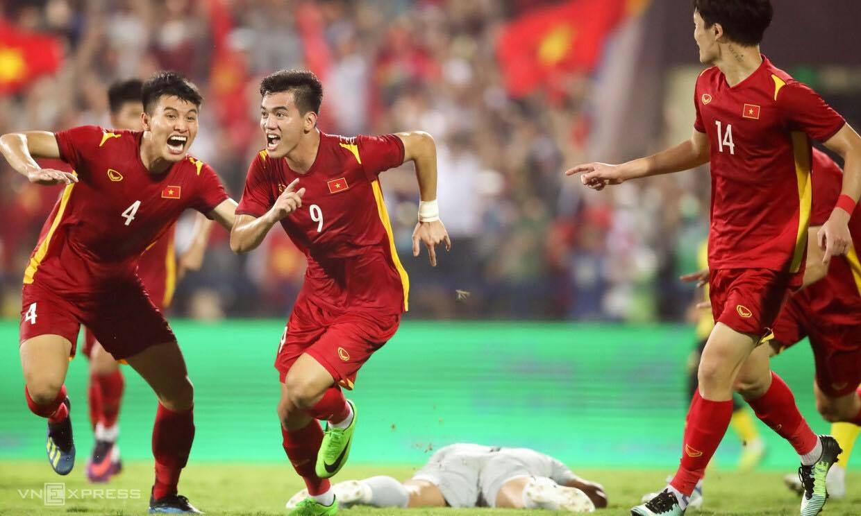 Tiến Linh ghi bàn giúp U23 Việt Nam vào chung kết SEA Games 31, Duy Mạnh liền vào 'nịnh bợ' khiến fan cười nghiêng ngả