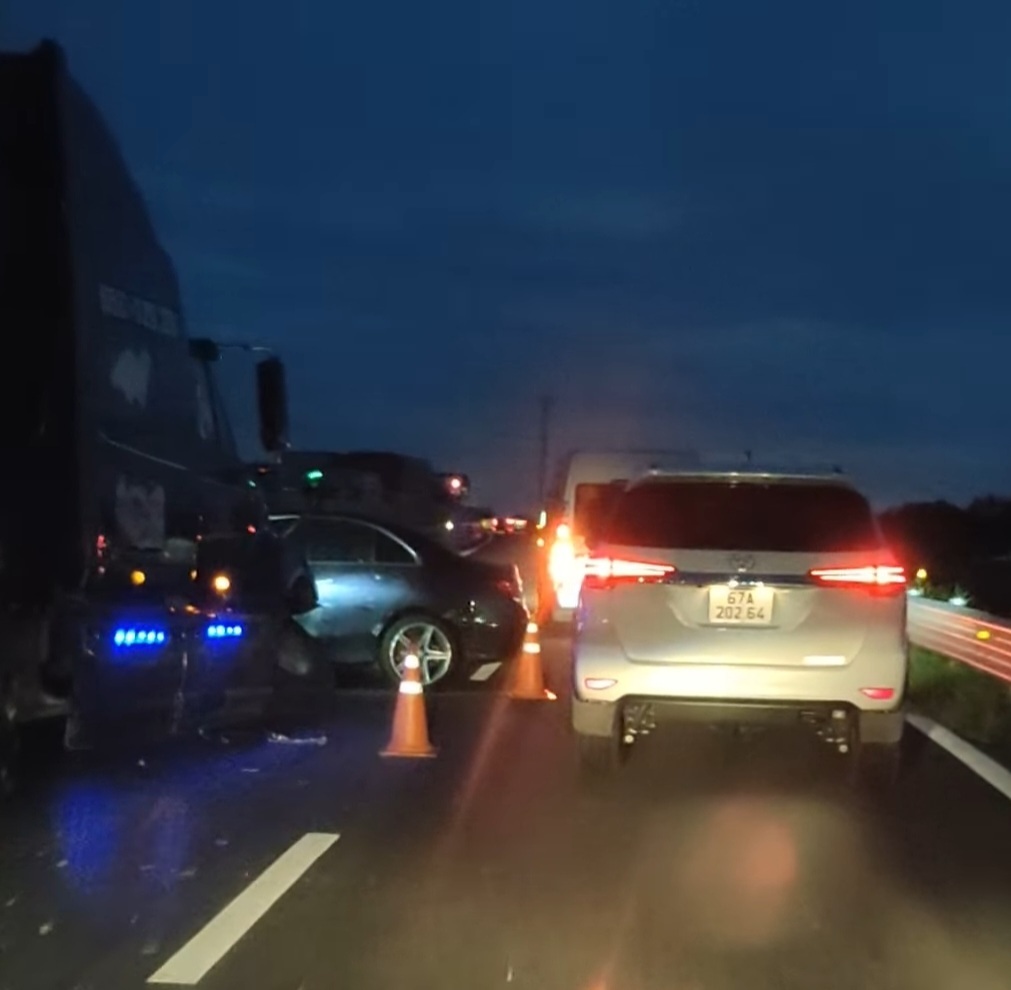 Tractor truck 'ironing' the Mercedes C300 box driver crushed on the highway