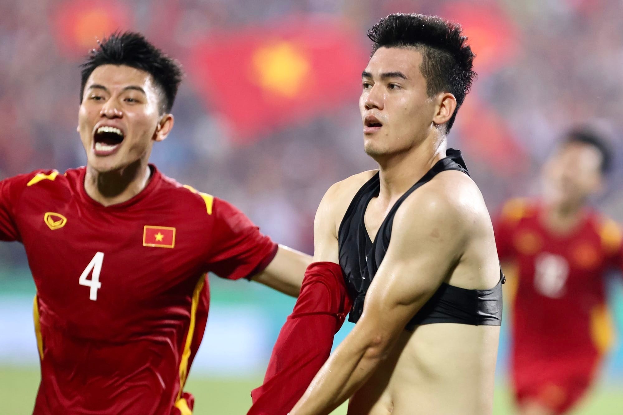 What is the use of Tien Linh’s black “bra” revealed after taking off his shirt to celebrate?