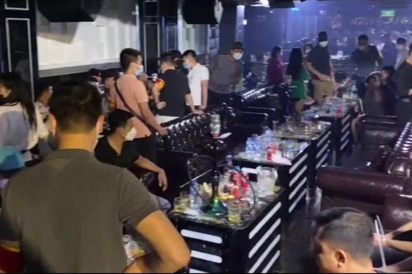 One day, nearly 60 drug ‘players’ were discovered in 2 famous bars in Hanoi’s Old Quarter