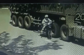 The girl miraculously escaped death under the wheel of a truck