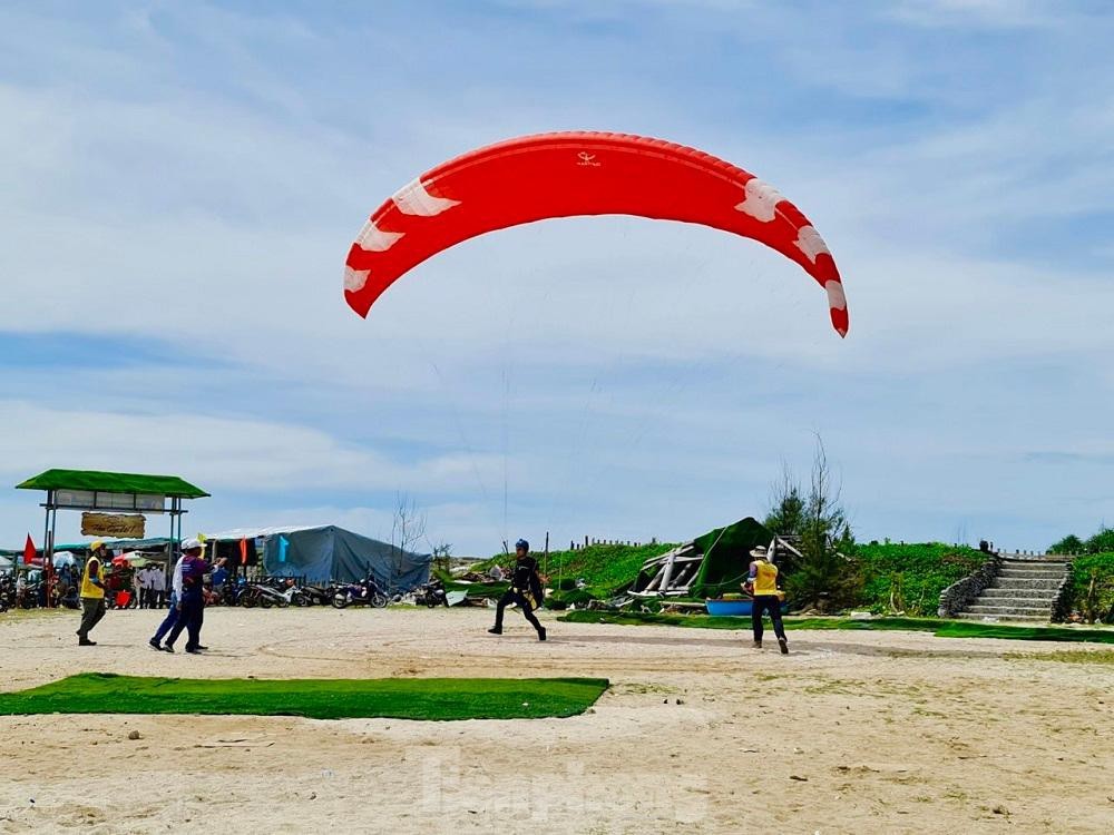 Enjoy the sight of more than 60 pilots paragliding on the top of Thoi Loi – Ly Son