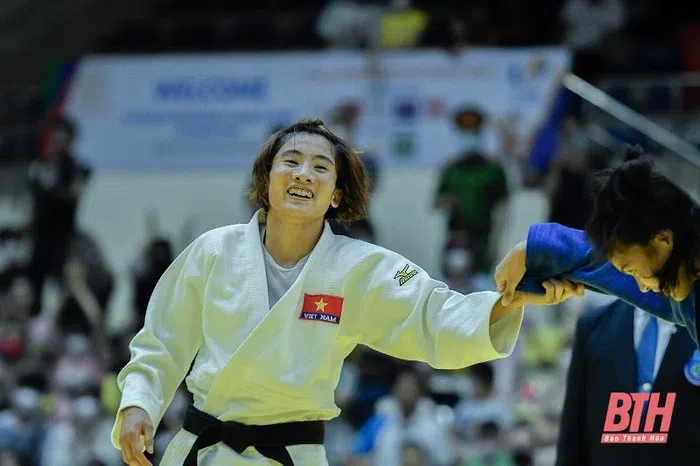 SEA Games 31: VĐV Judo Hoàng Thị Tình gây 'sốt mạng' với khoảnh khắc dễ thương khi vừa hạ gục đối thủ để giành Huy chương Vàng
