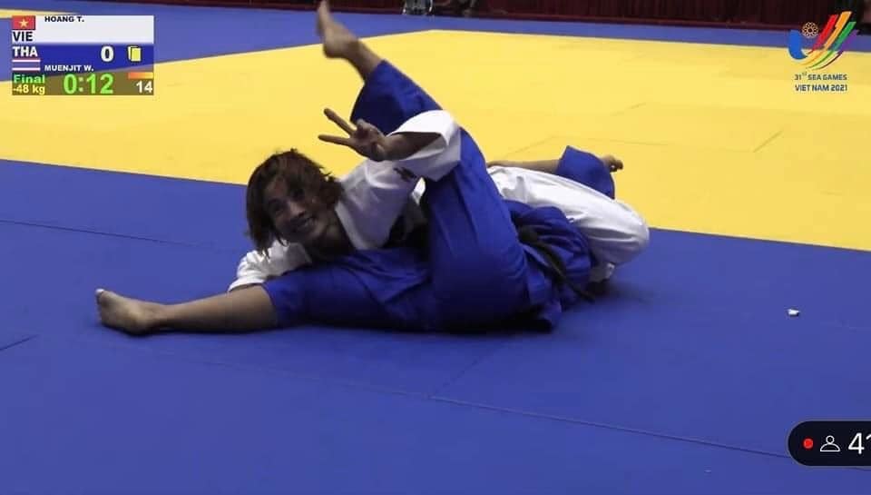 SEA Games 31: Judo athlete Hoang Thi Tinh caused a 'fever' with a cute moment when she just defeated her opponent to win the Gold Medal