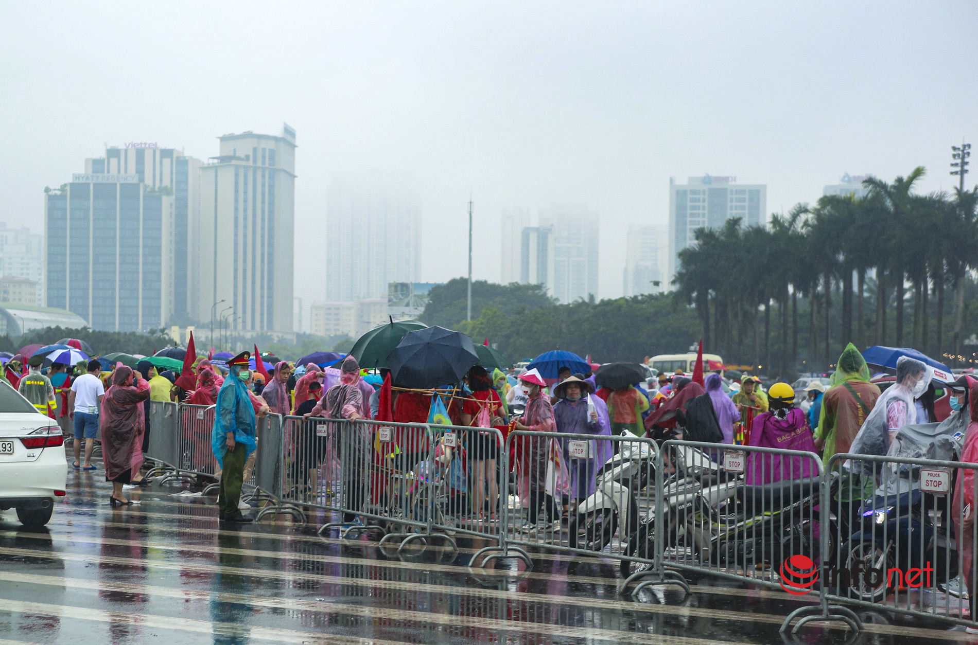 Hàng vạn người đội mưa đến sân Mỹ Đình 'tiếp lửa' cho U23 Việt Nam đấu U23 Thái Lan