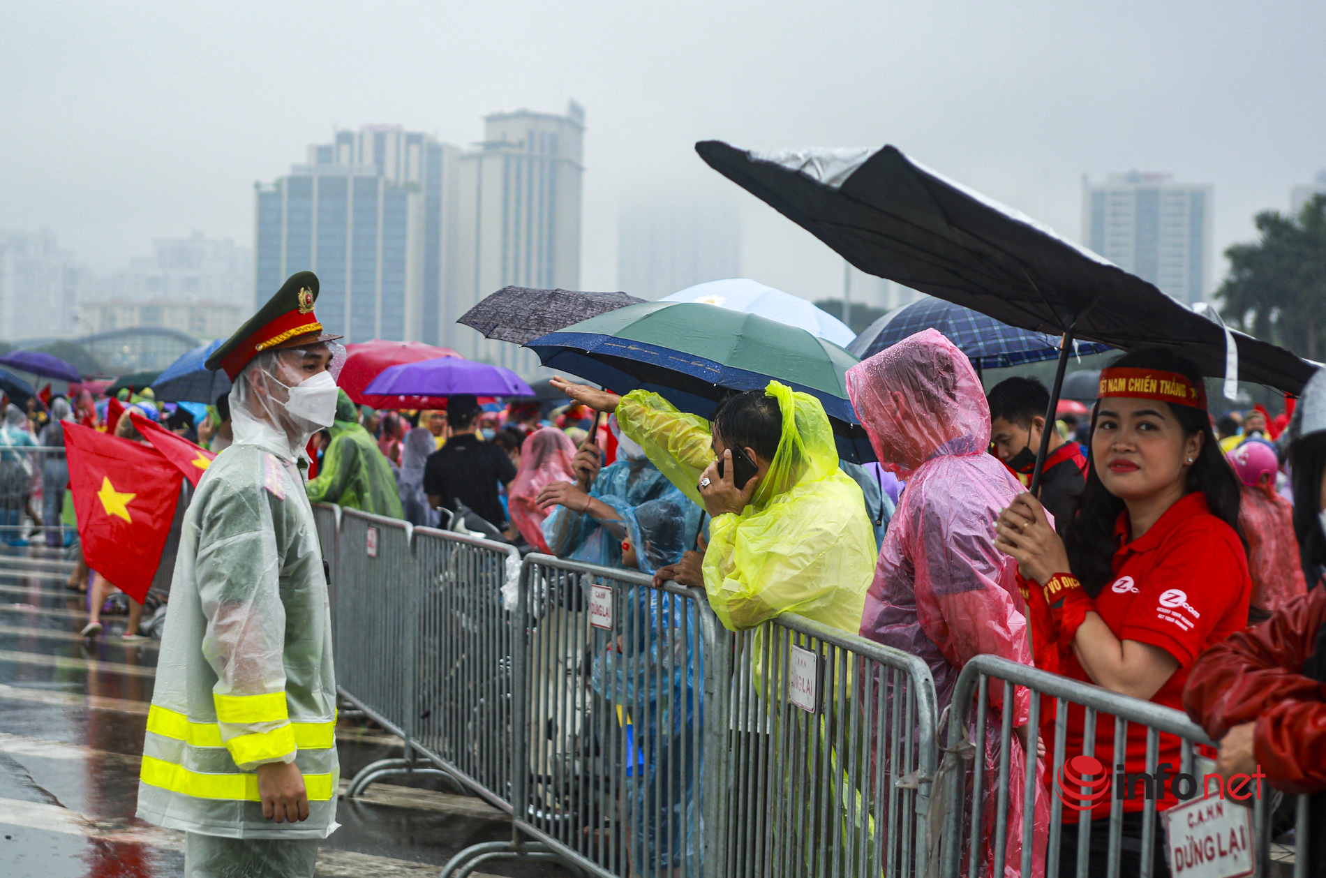 Hàng vạn người đội mưa đến sân Mỹ Đình 'tiếp lửa' cho U23 Việt Nam đấu U23 Thái Lan