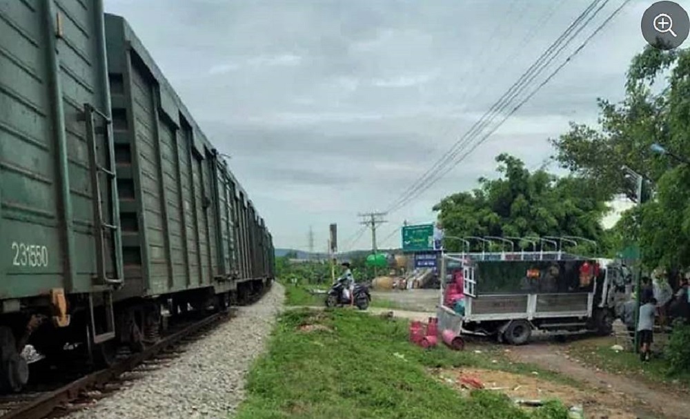 Nghe An: Gas truck was deformed by train, 2 people injured