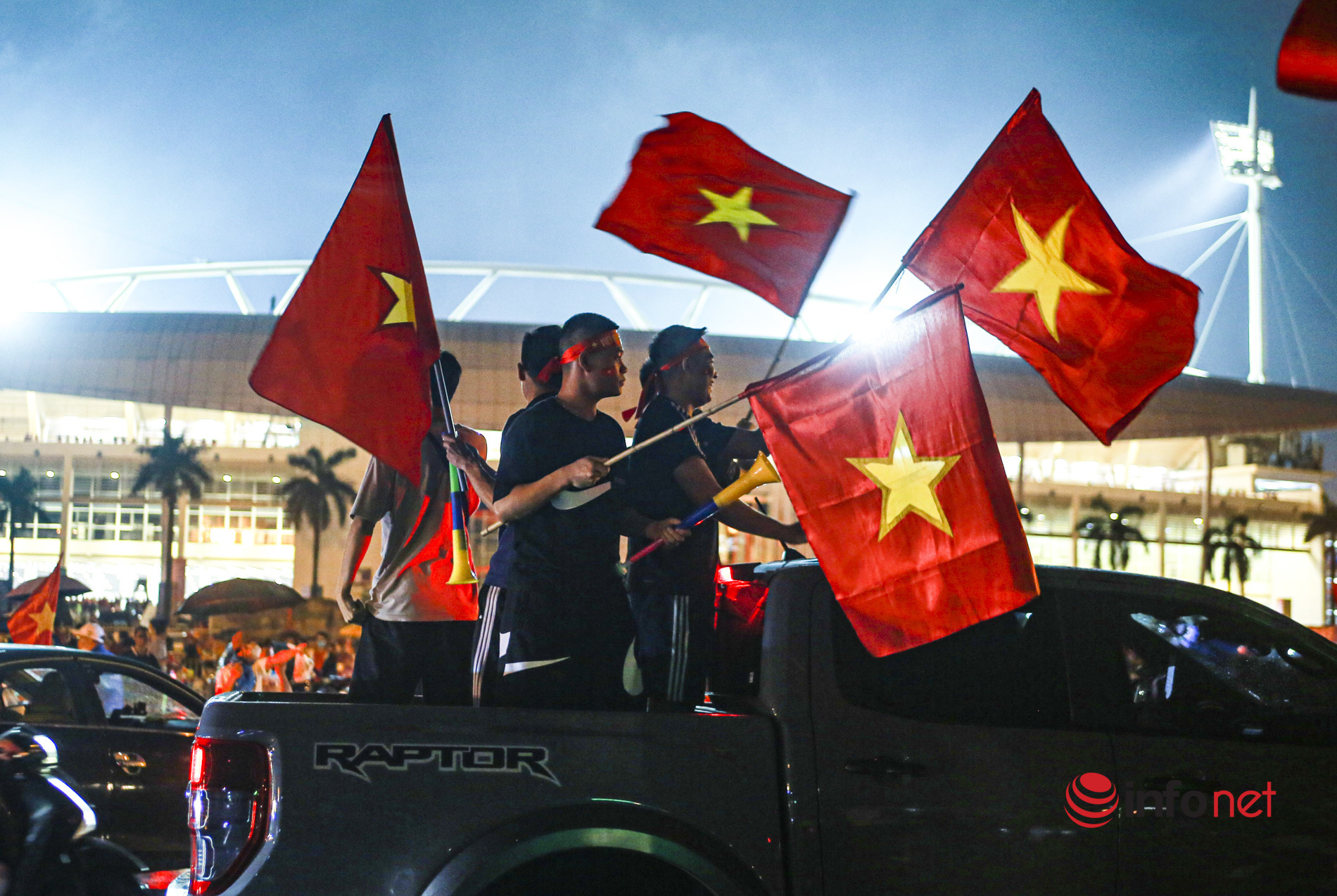 Hàng vạn cổ động viên xuống phố 'đi bão' sau chiến thắng của đội tuyển U23 Việt Nam