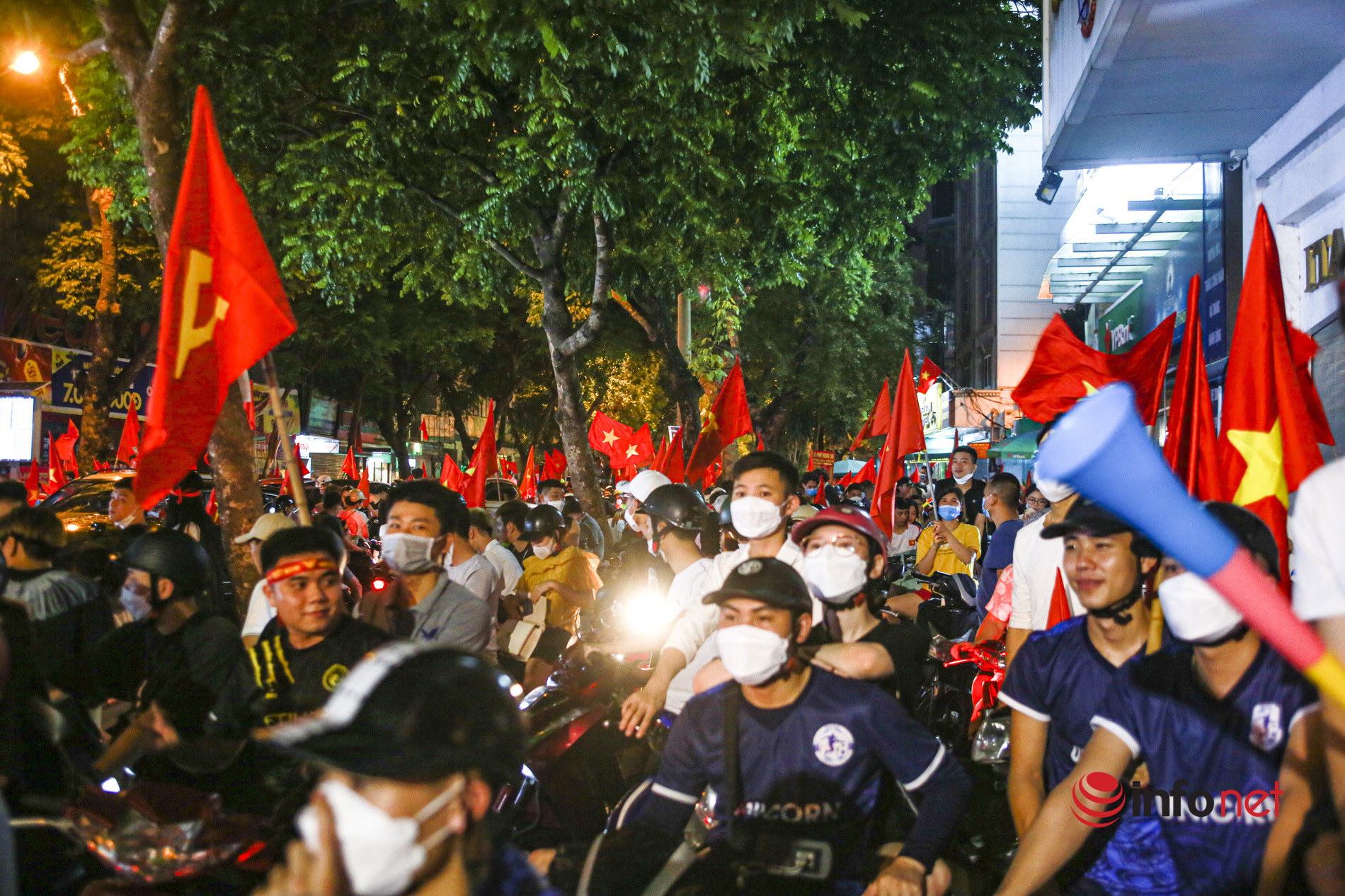 Tens of thousands of fans took to the streets to 'go storm' after the victory of the U23 Vietnam team