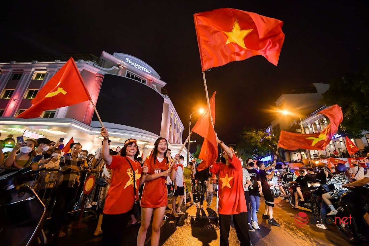Hàng vạn cổ động viên xuống phố 'đi bão' sau chiến thắng của đội tuyển U23 Việt Nam