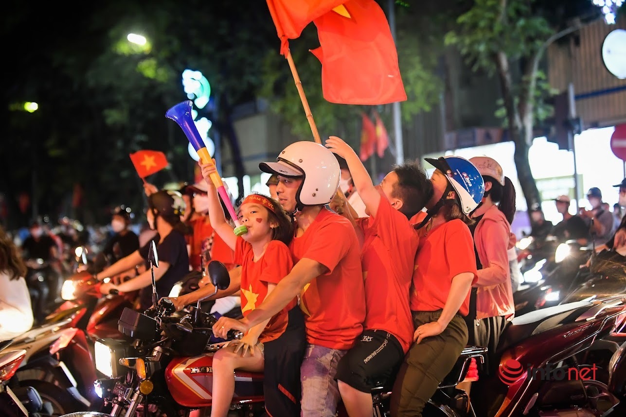 Tens of thousands of fans took to the streets to 'go storm' after the victory of the U23 Vietnam team