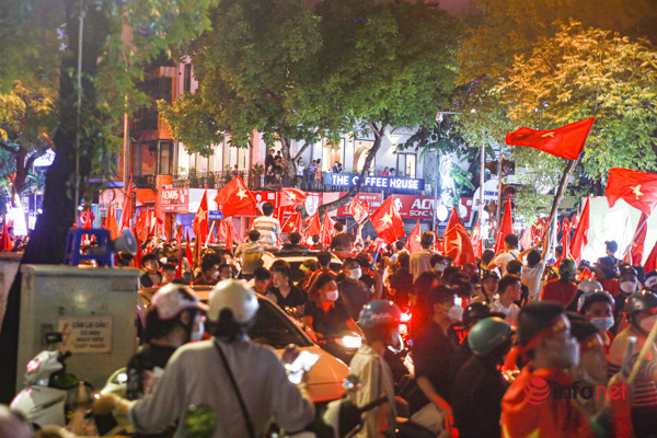 Hàng chục nghìn cổ động viên xuống phố 'đi bão' sau chiến thắng của đội tuyển U23 Việt Nam