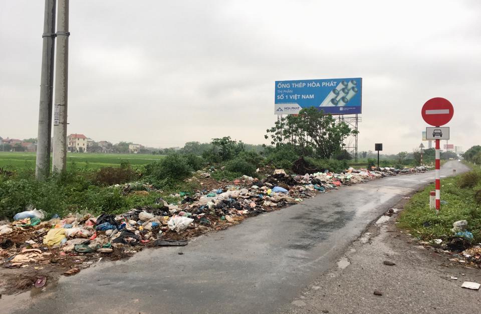 Garbage is rampant along the roadside, collecting Phap Van – Cau Gie highway