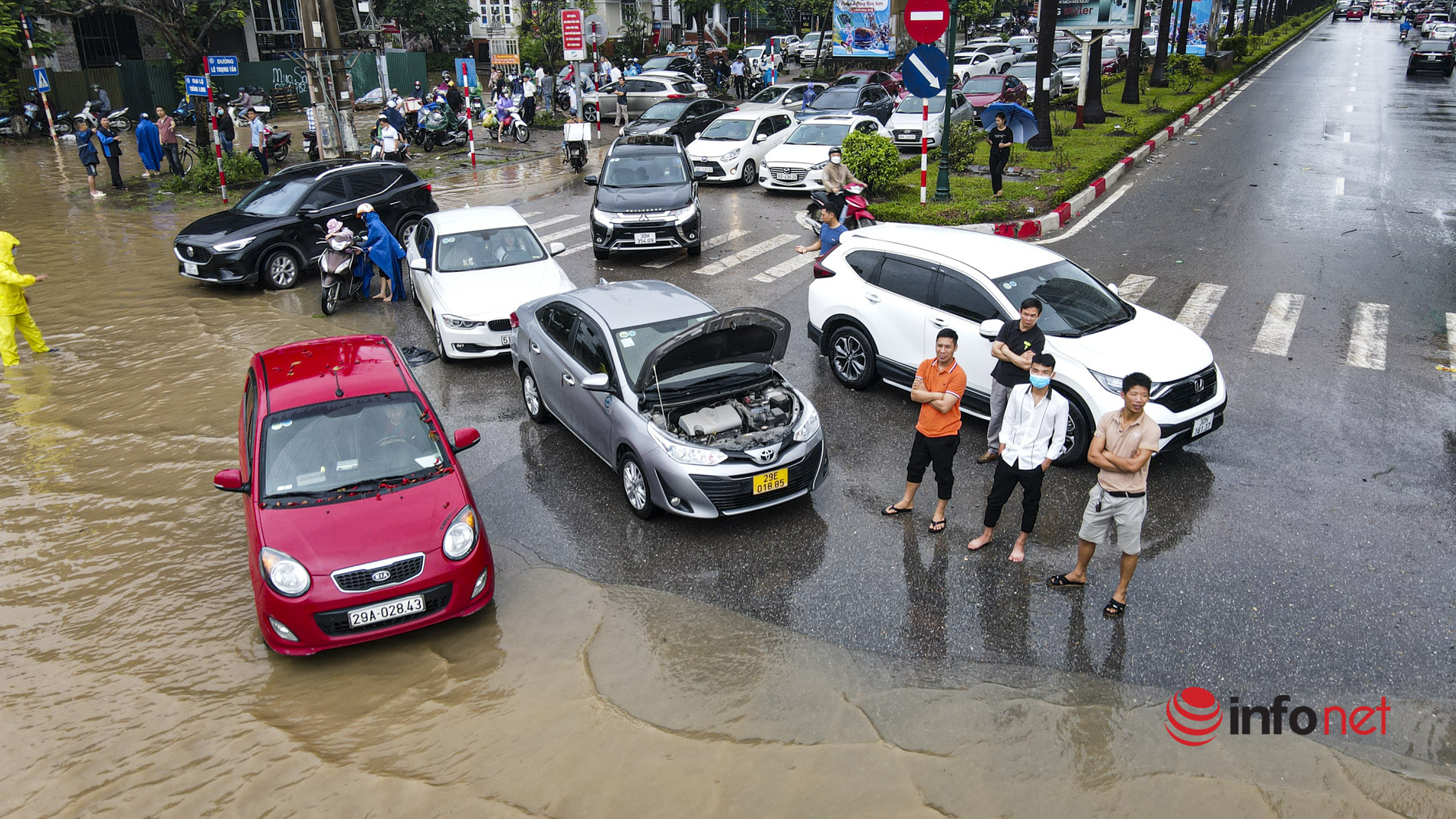 Đại lộ Thăng Long ngập như sông, học sinh chờ cả tiếng trên ô tô chết máy giữa đường