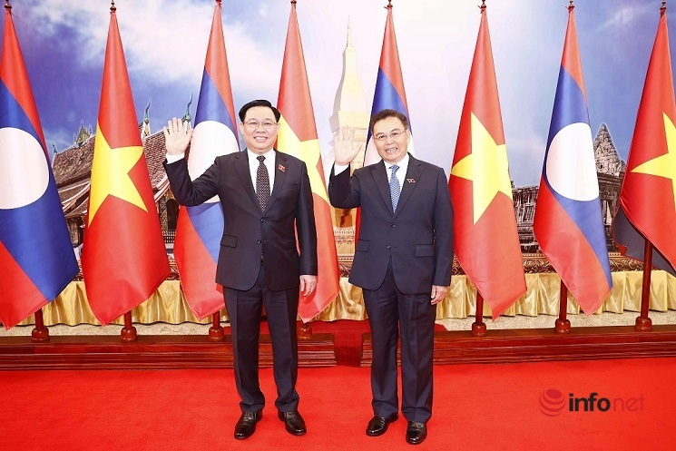 Chủ tịch Quốc hội Vương Đình Huệ thăm chính thức Lào