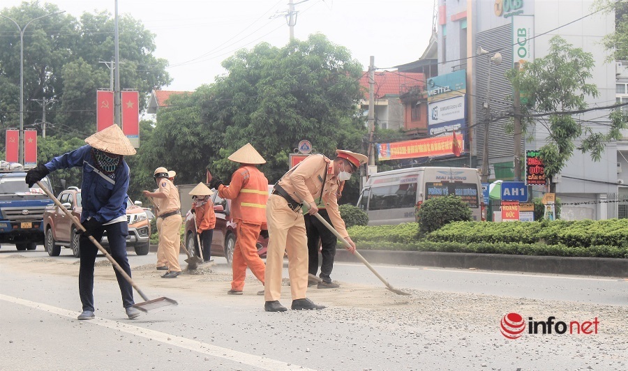 Traffic police clean up concrete scattered hundreds of meters on the highway