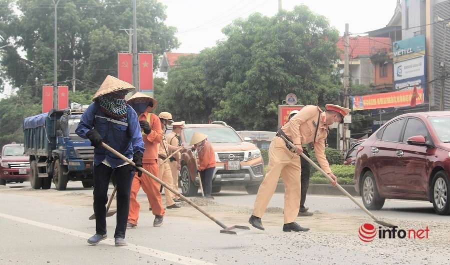 Nghe An: Traffic police clean up concrete hundreds of meters on the highway