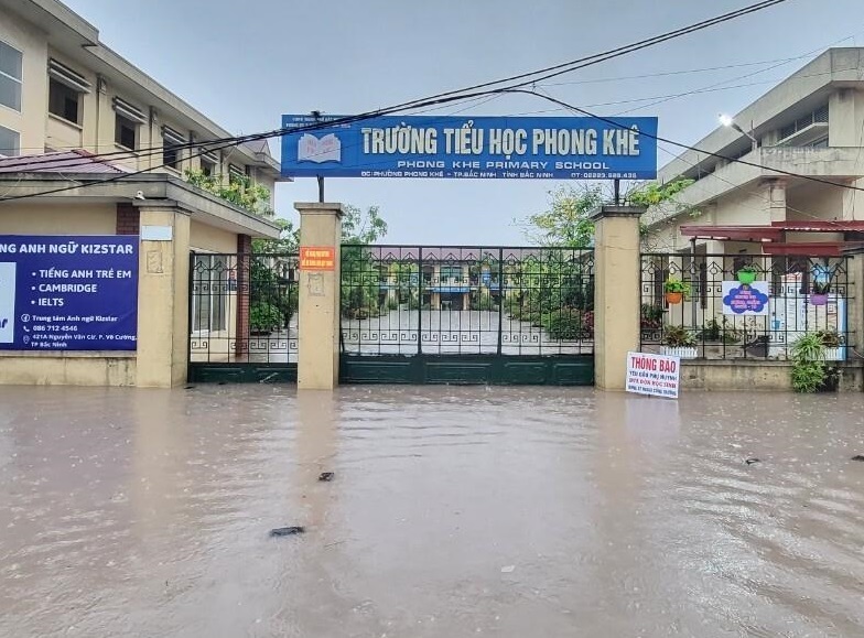 The rain flooded the school, more than 1,300 students in Bac Ninh had to leave school