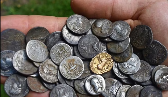 Kho báu hàng trăm đồng tiền cổ phát hiện ở Anh