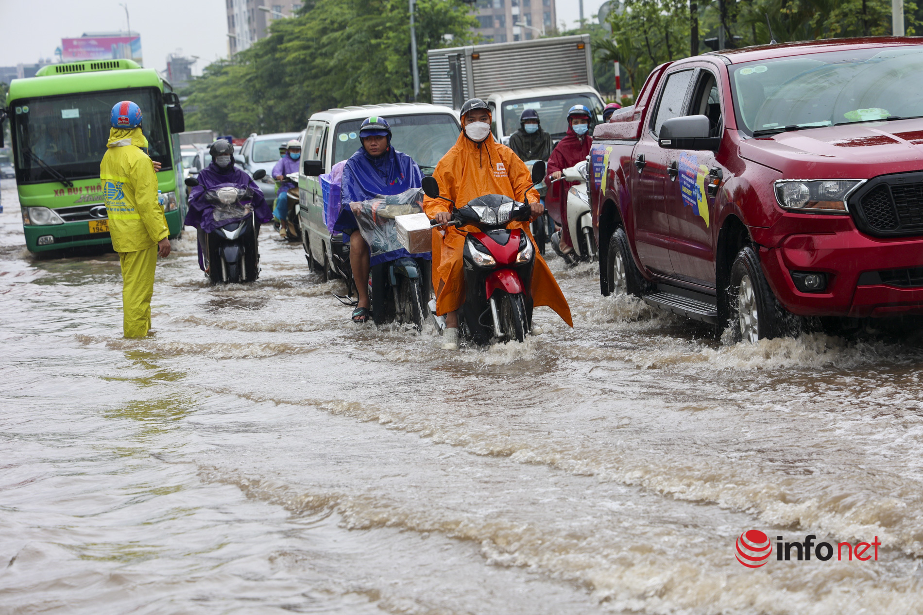 After the rain stops, the streets of Hanoi are still heavily flooded